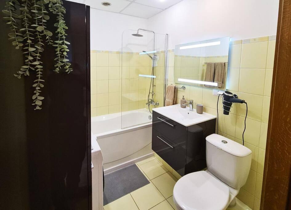 Stylish Apartment With Parking & Spacious Balcony Riga Eksteriør billede