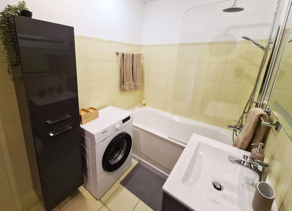 Stylish Apartment With Parking & Spacious Balcony Riga Eksteriør billede