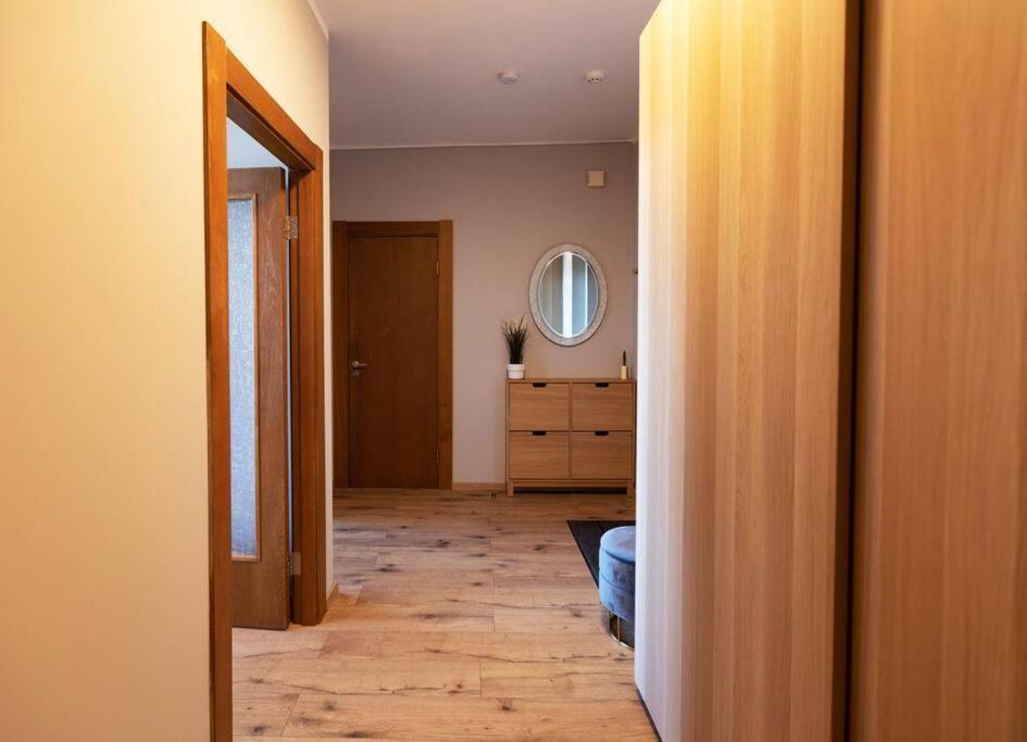 Stylish Apartment With Parking & Spacious Balcony Riga Eksteriør billede